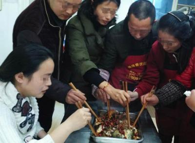  哔咔漫画网站們品嚐烤魚