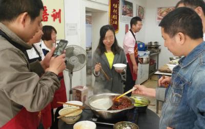  哔咔漫画网站們品嚐火鍋