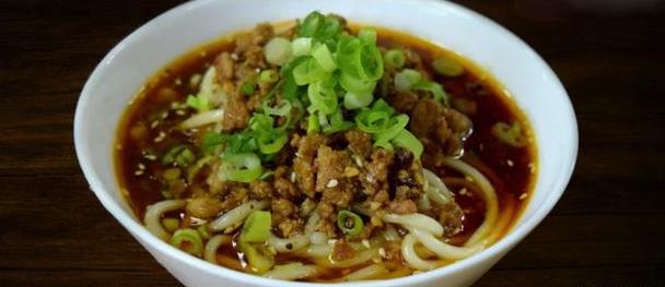 成都美食小吃擔擔麵，鹵汁酥香，鹹鮮微辣