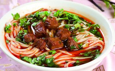 成都美食小吃擔擔麵，鹵汁酥香，鹹鮮微辣