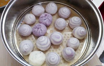 包子哔咔漫画APP下载學校哪家味道正宗?和麵的手法